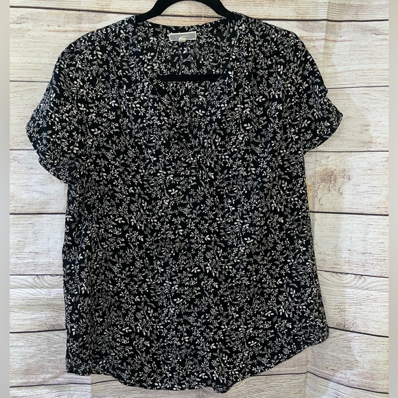 🤎3/$10 Pleione Black and White Floral Blouse Size Medium - Picture 1 of 5